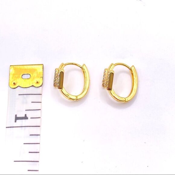 Gold Initial M Oval Hoop Earrings - Picture 4 of 4